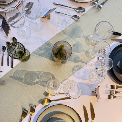 Chemin de table coton gaufré Vert sauge 26 x 300 cm